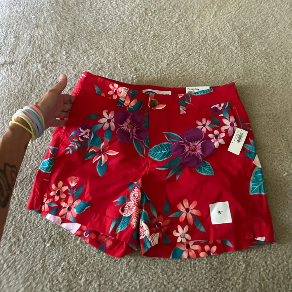 Old Navy floral shorts NWT - Picture 4 of 6